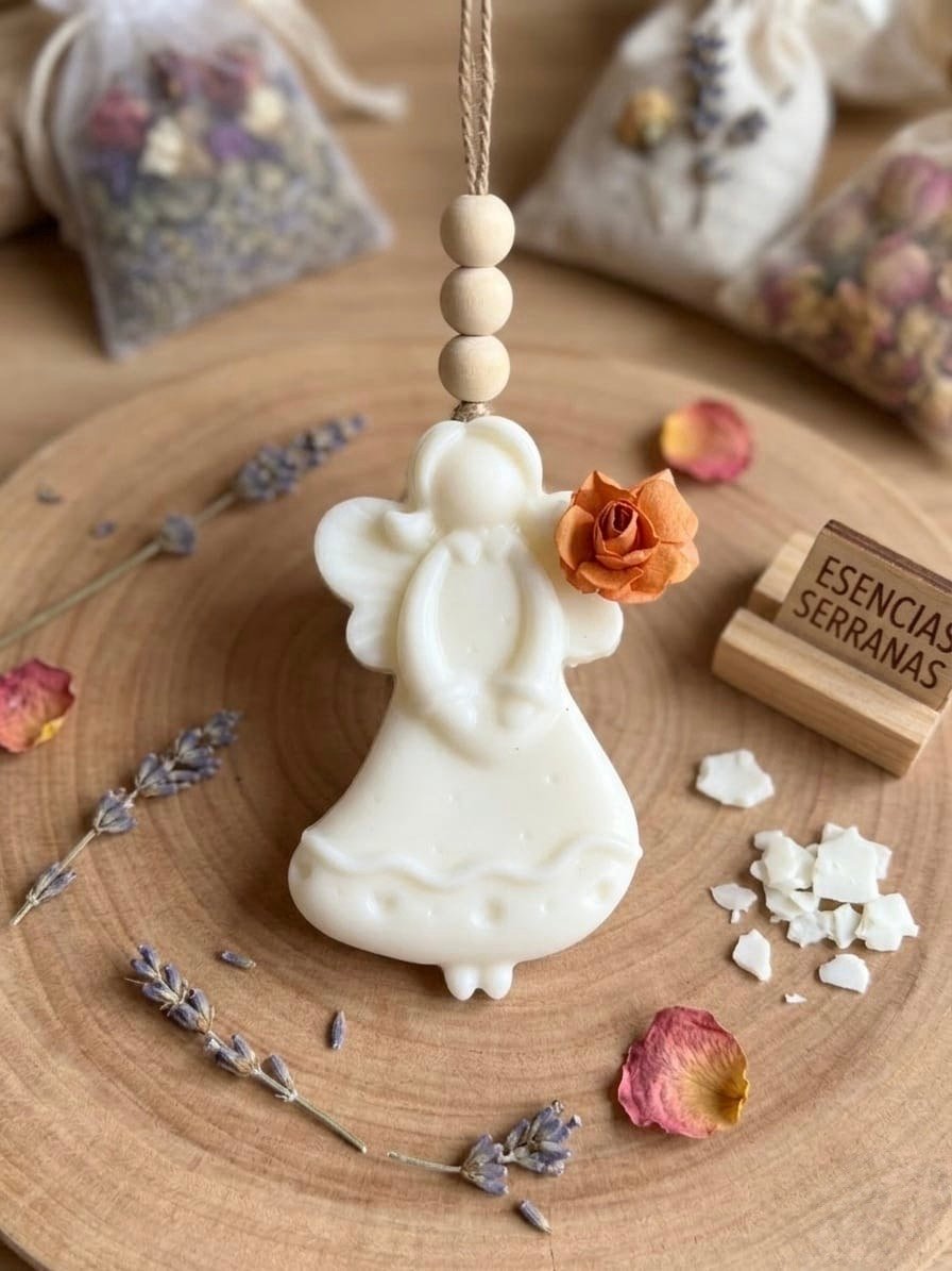 Ángel decorativo de cera de soja sobre base de madera — Esencias Serranas